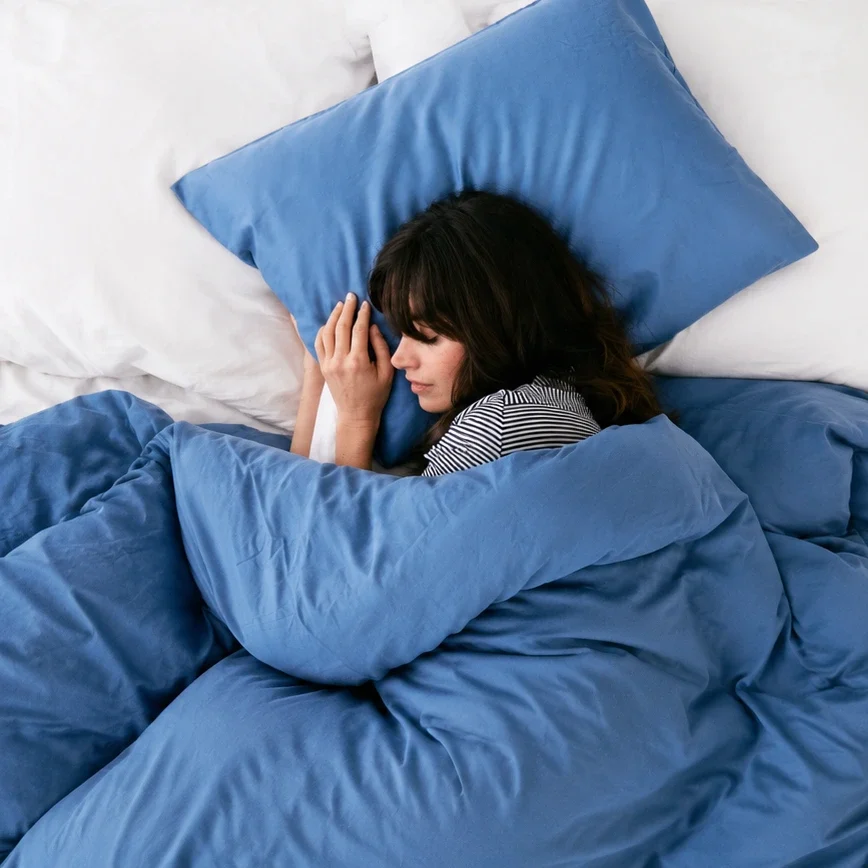 femme qui dort sur le côté avec oreiller bleu