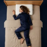 Dormeur sur le ventre avec oreiller cervical plat, vue du dessus